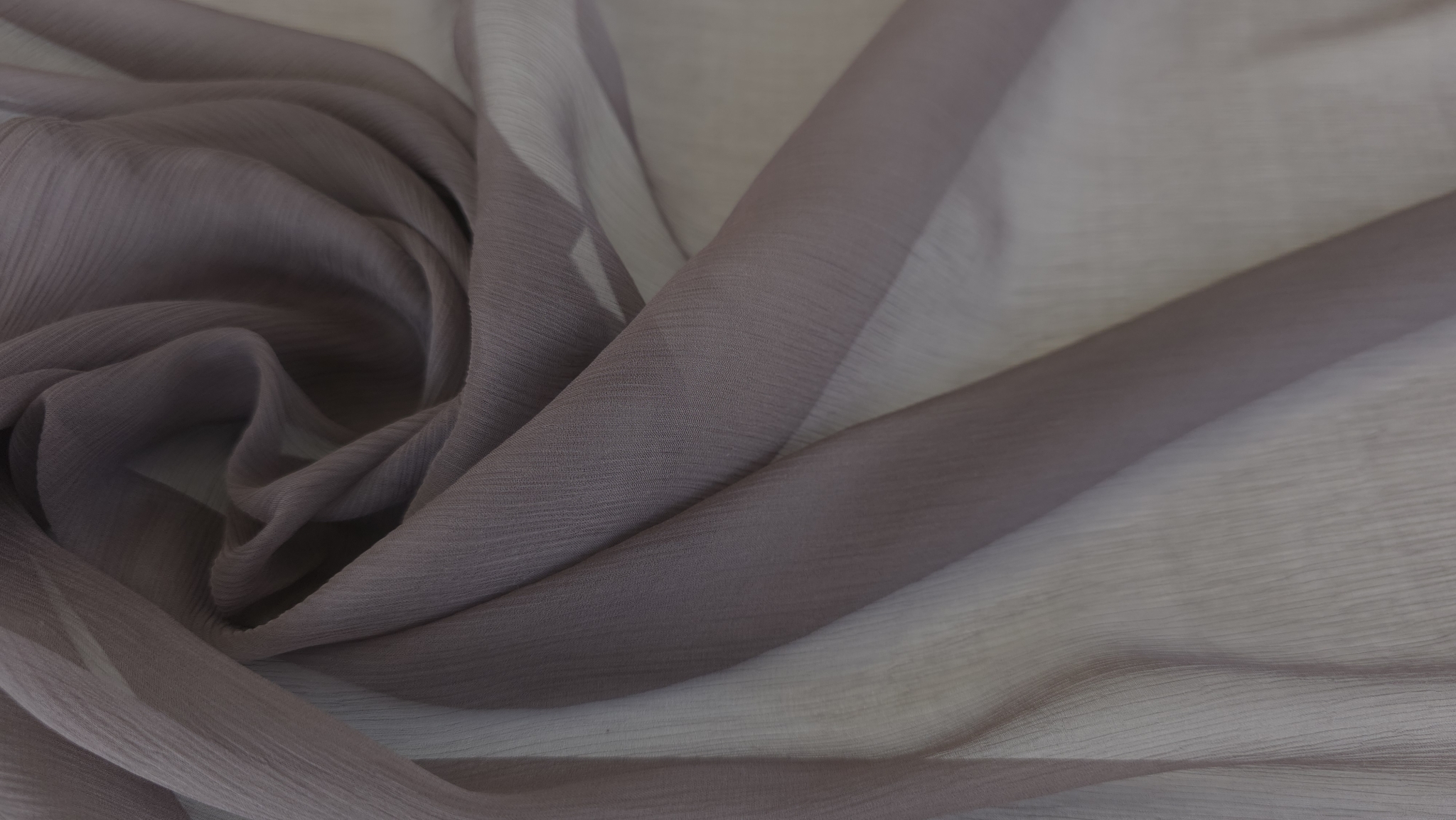 Falduri ample de voal de mătase naturală creponat mocha aranjate în spirală cu transparență vizibilă