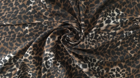 Falduri răsucite în spirală din material satinat leopard maro negru