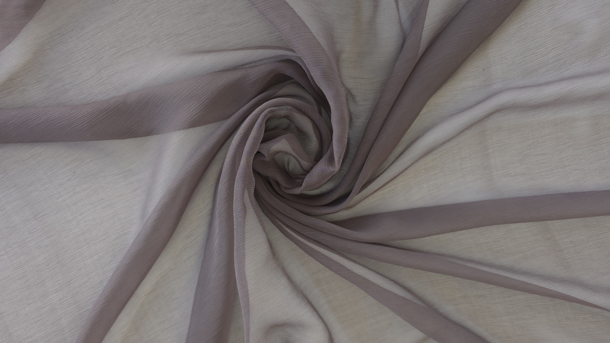 Falduri vaporoase în spirală cu textură creponată fină vizibilă