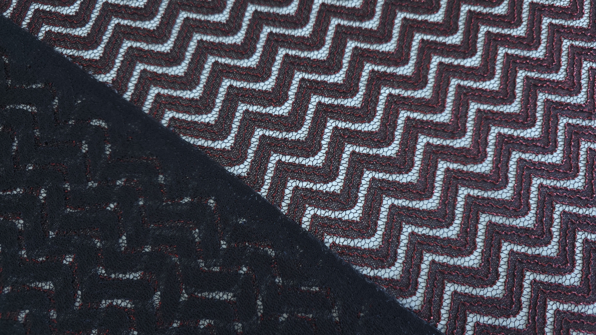 Față și dos ale materialului suprapuse cu transparență vizibilă și reflexii bordeaux