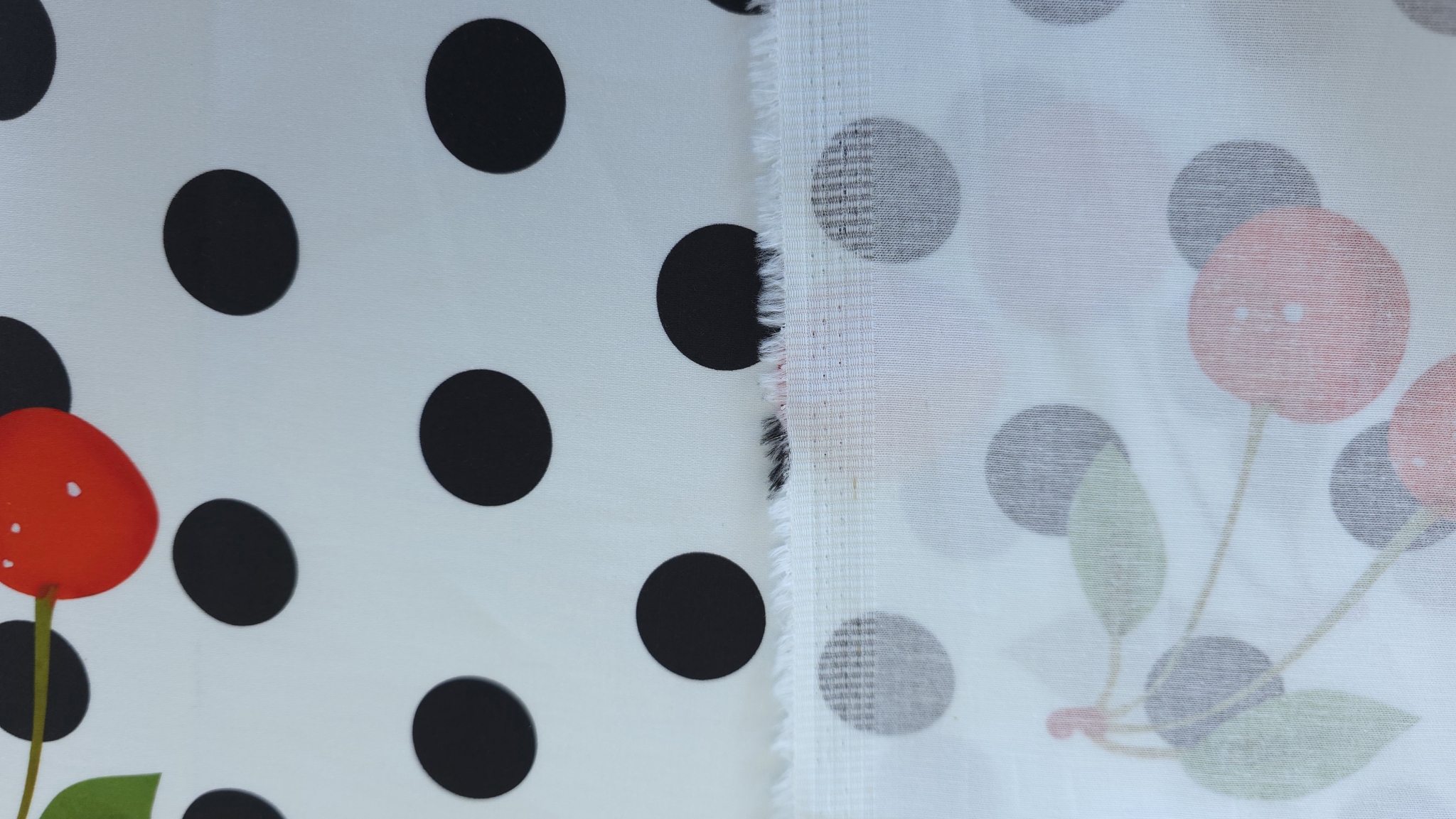 Fața și dosul denimului cherry alăturate cu diferența de intensitate a imprimeului