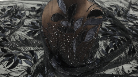 Frunze din catifea negru și gri cu margele tubulare prezentate pe bust, vedere frontală