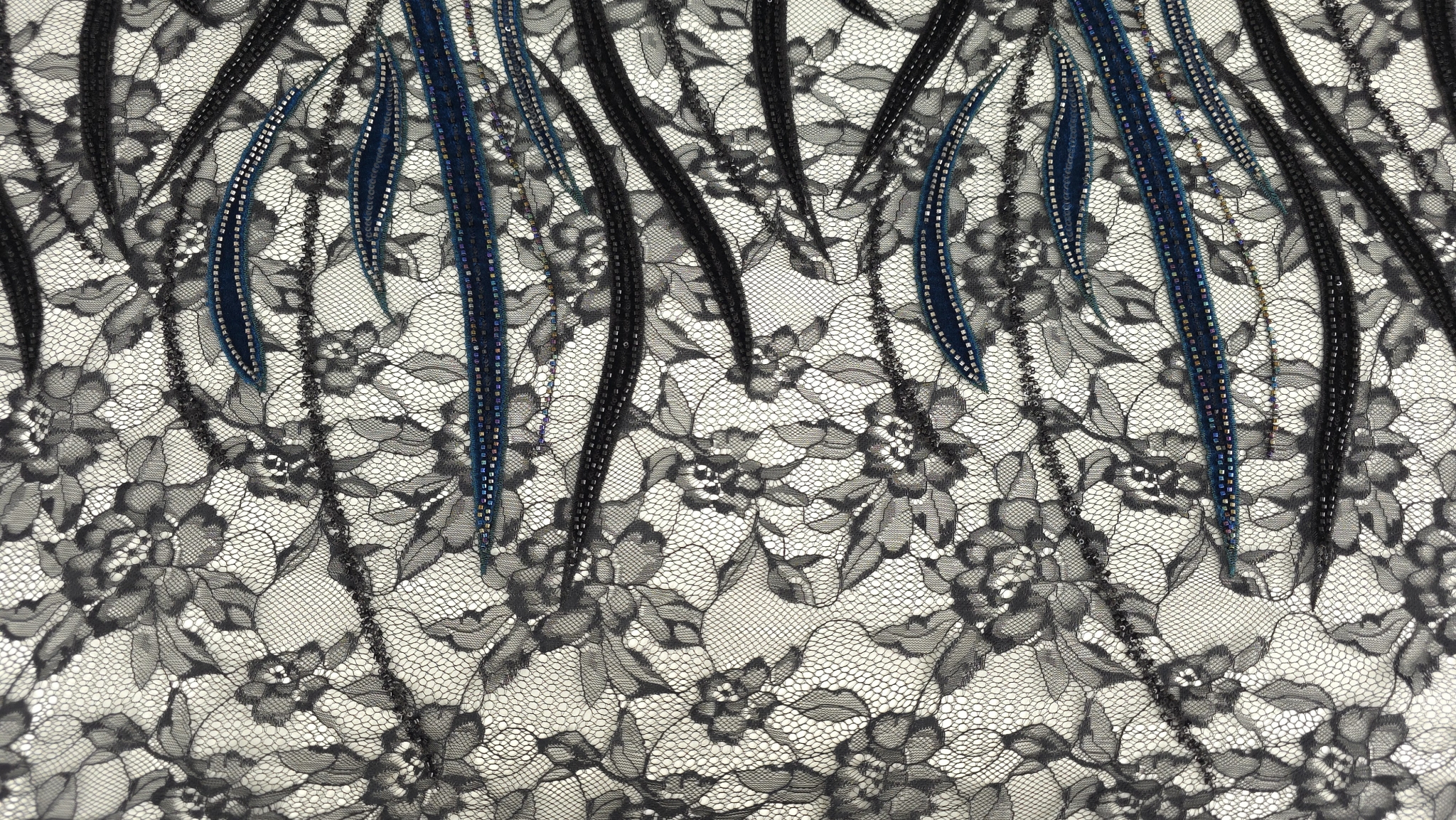 Frunze subțiri de catifea turcoaz pe dantelă neagră, zona superioară cu densitate redusă