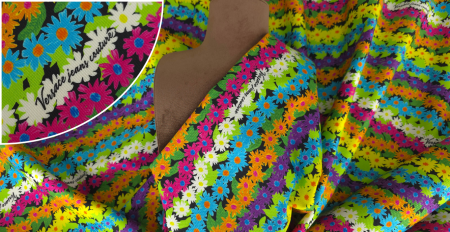 Gabardină din bumbac elastic cu imprimeu floral multicolor, cod VER1865 EV65A, prezentată pe manechin