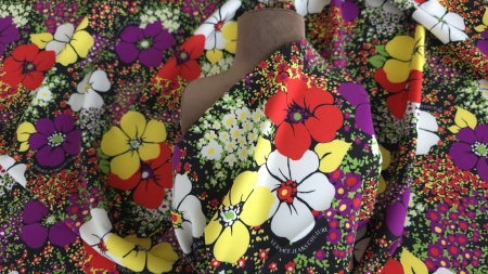 Jerse elastic cu flori multicolore drapat pe bust manechin maro