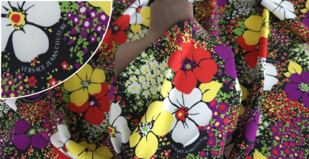 Jerse elastic cu flori multicolore drapat pe bust manechin maro scaled