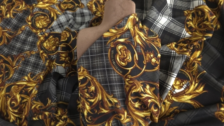 Material jerseu bumbac imprimat drapat pe bust manechin maro