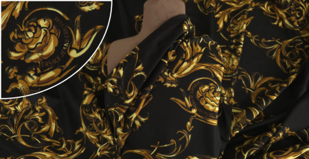 Jerseu elastic cu imprimeu baroc auriu drapat pe bust manechin maro vedere prim plan scaled