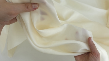 Mână întinzând charmeuse ivory unt, contrast între reversul mat și fața lucioasă