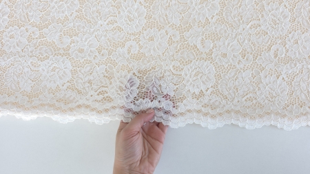 Mână care prezintă bordura și transparența materialului ivory