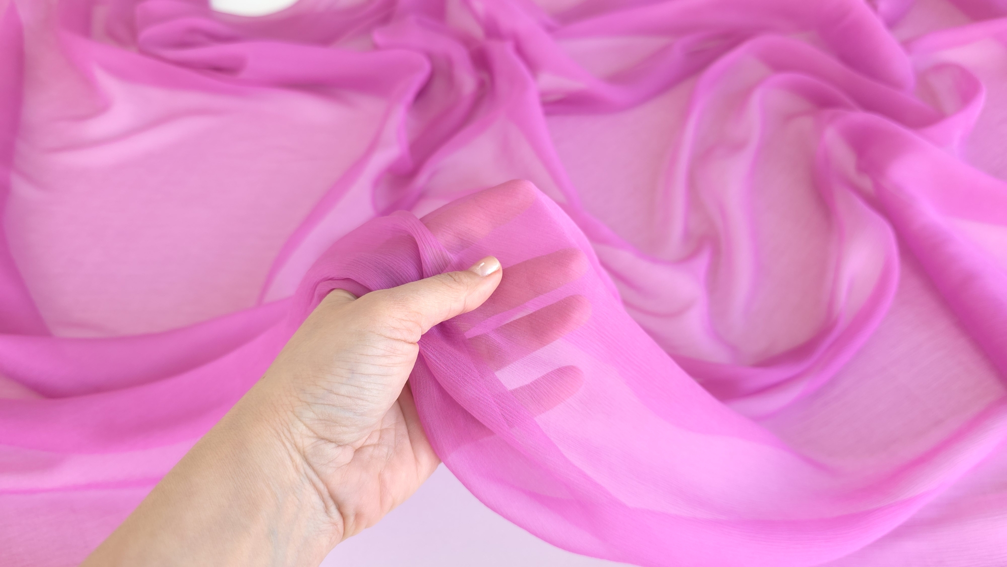 Muselină transparentă roz zmeuriu din mătase naturală cu mâna vizibilă prin material