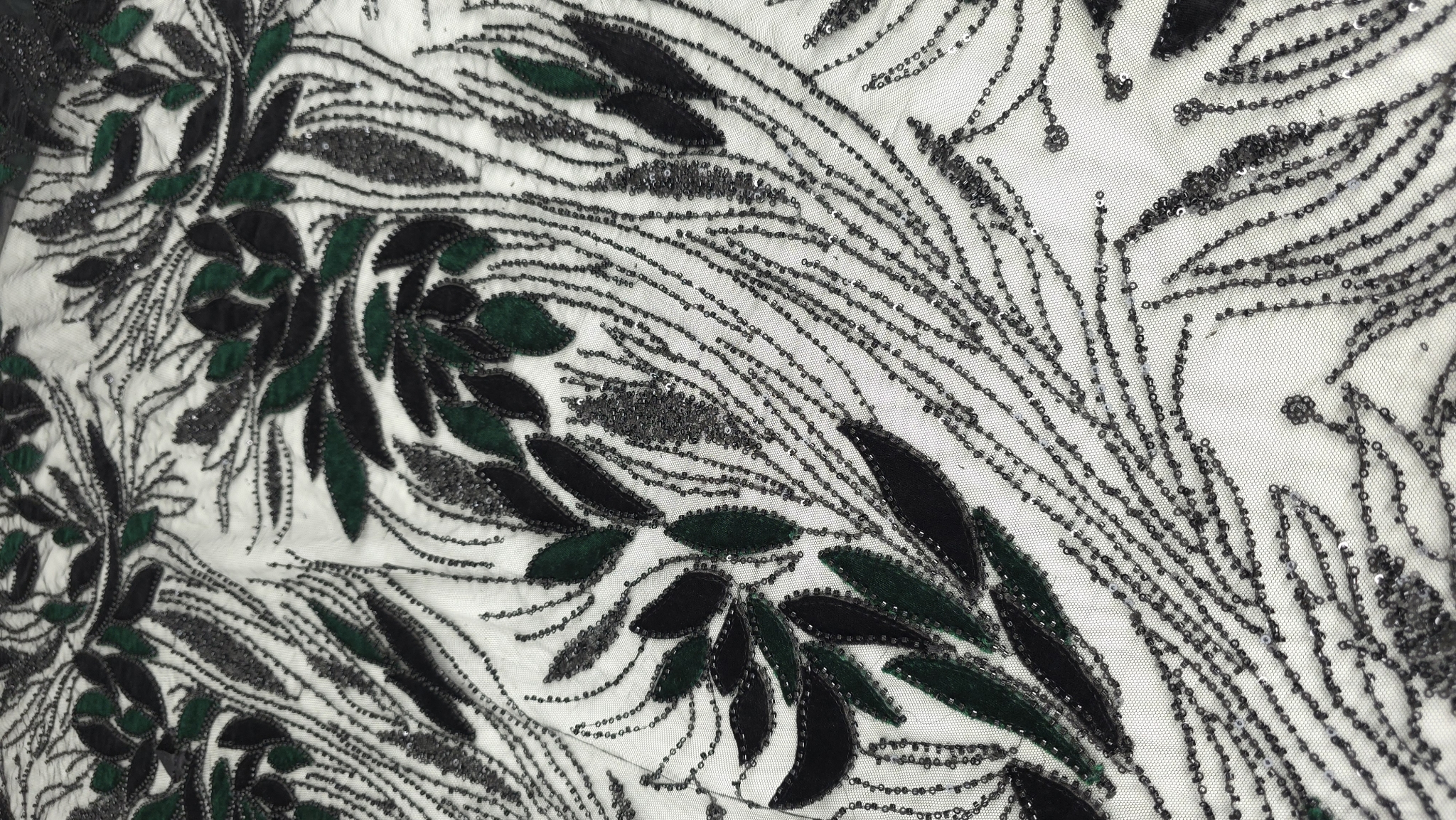 Margele și micropaiete cusute individual pe motive florale din catifea