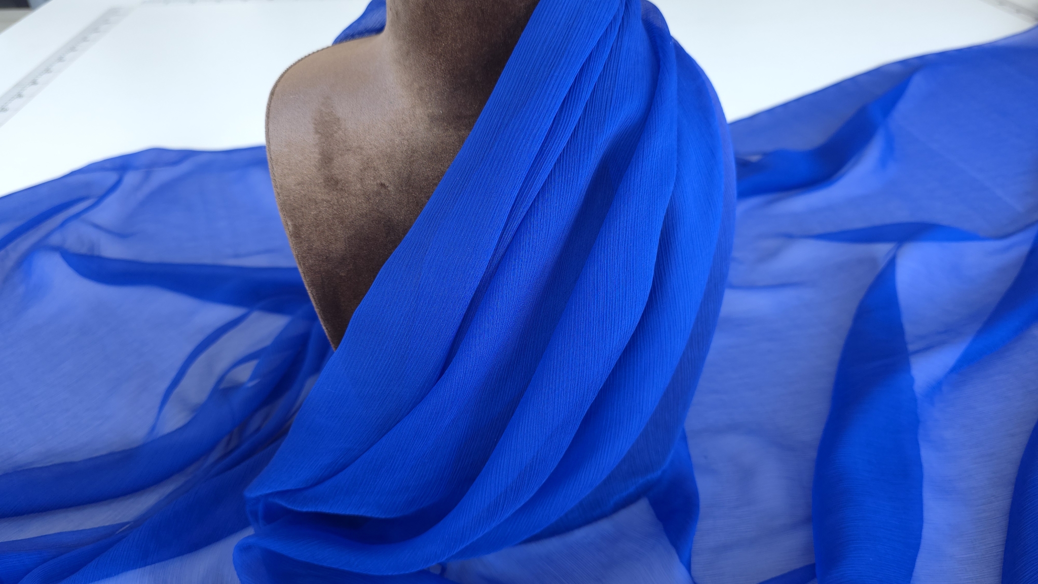 Mătase naturală creponată albastru cobalt drapată pe bust de prezentare