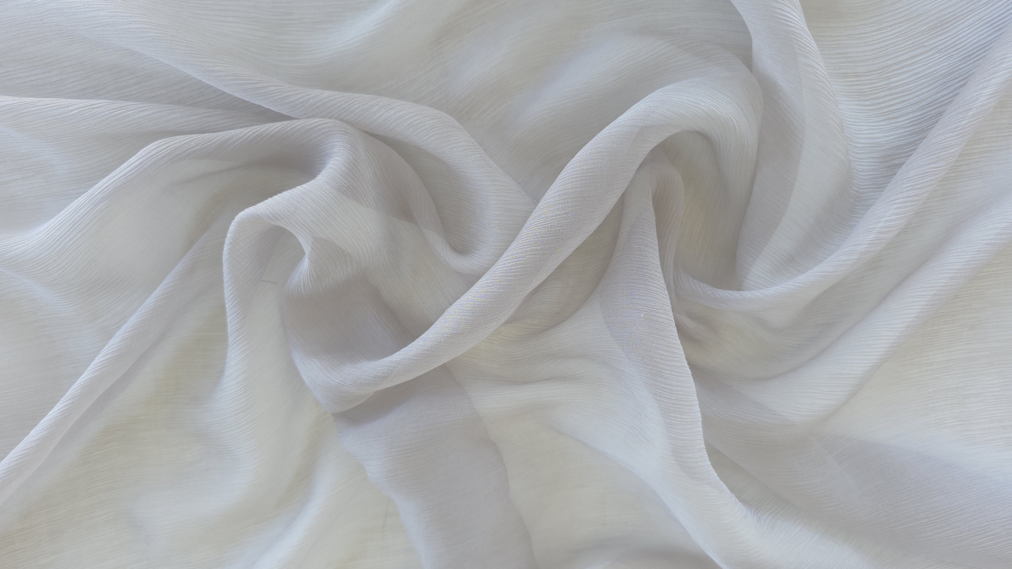 Mătase naturală creponată gri nisipiu cu textură fină în plan apropiat