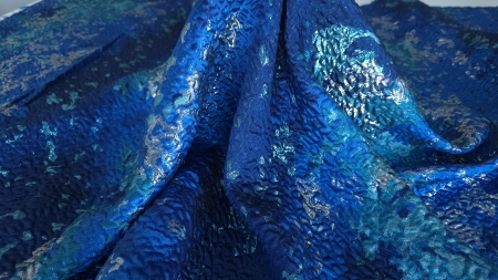 Material albastru ridicat cu mâna cădere naturală vizibilă