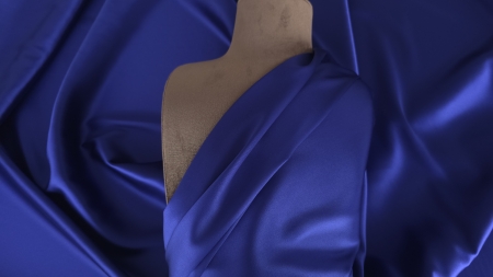 Material albastru royal satinat draposat pe bust maro de prezentare
