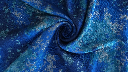 Material aranjat în spirală cu străluciri argintii vizibile