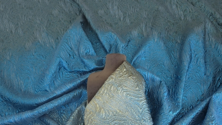 Material brocard metalizat drapat pe manechin, privire frontală