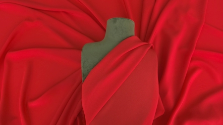 Material crepe de chine din mătase roșu coral drapat pe bust manechin