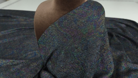 Material creponat negru drapat pe manechin cu reflexii holografice mov și turcoaz