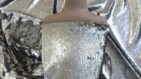 Material cromat pe bustul unui manechin cu jerse elastic întins