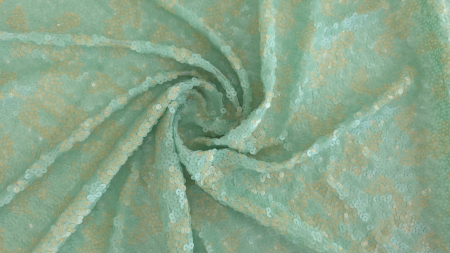 Material cu aplicații decorative răsucit în spirală, efect cromatic vizibil