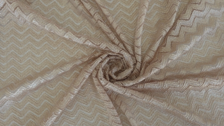 Material răsucit în spirală pe suprafață plană în lumină naturală