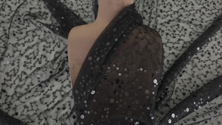 Material decorat pe bust maro de prezentare, vedere frontală