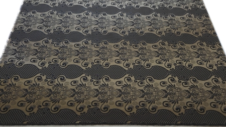 Material desfășurat pe masă, văzut frontal pe lățime completă, cu distribuția ritmică a ornamentului