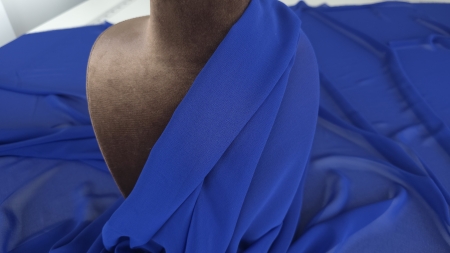 Material drapat pe bust de manechin maro, cu prindere asimetrică pe umăr