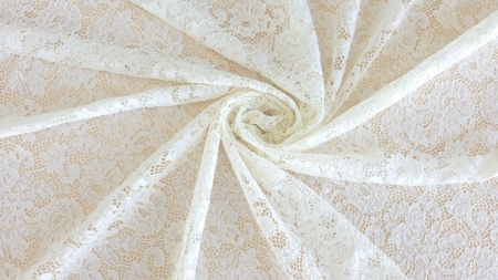 Material ivory răsucit în spirală pe suprafață plană cu model floral continuu