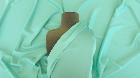 Material mint drapat pe manechin de croitorie, falduri ample