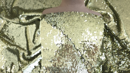 Material paiete reversibile auriu deschis drapat pe manechin