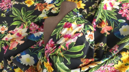 Material poplin bumbac cu imprimeu floral drapat pe bust manechin maro