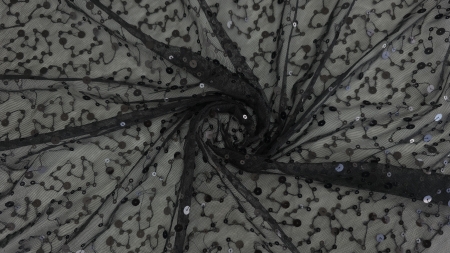Tulle brodat cu paiete negre răsucit în spirală, vedere de sus