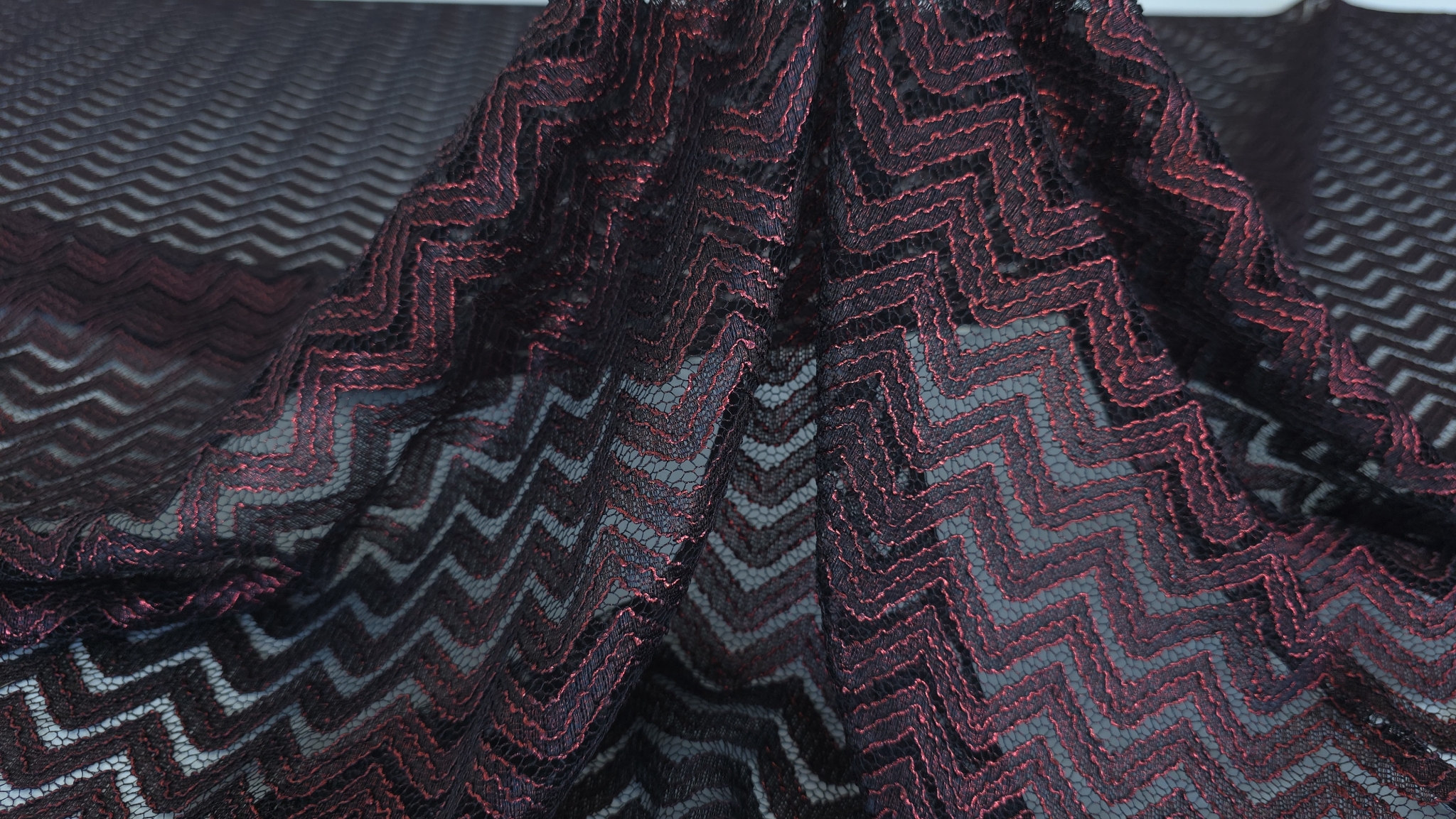 Material semi transparent ridicat cu mâna pentru a arăta ochiurile plasei