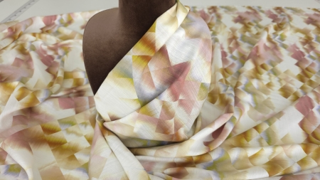 Material vascoza geometric galben ocru drapat pe manechin cu falduri naturale