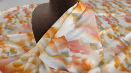 Material vascoza geometric portocaliu drapat pe manechin pe fond deschis