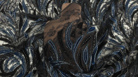 Materialul pe bust cu frunze turcoaz închis și negre din catifea, margele multicolore și argintii