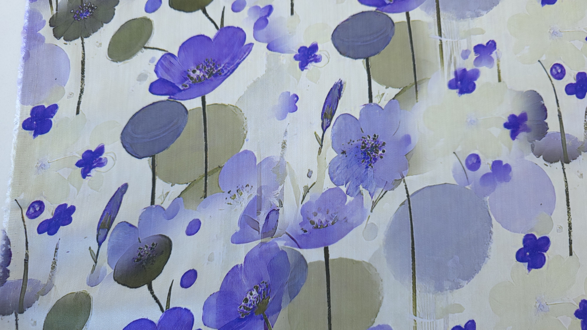 Detaliu apropiat al petalelor mov cu stamine fine și pete de culoare lila pe fond crem