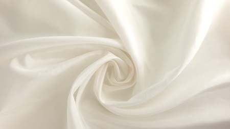 Metraj de satin subțire de mătase naturală ivory aranjat în spirală cu falduri ample