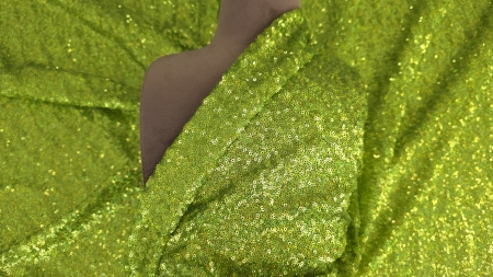 Tulle brodat cu paiete verde lime drapat pe manechin maro cu decolteu conturat