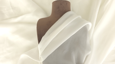 Organza satinata ivory drapată diagonal pe manechin maro, suprapunere cu textură aerată și luciu foarte discret al matasii naturale 14 momi
