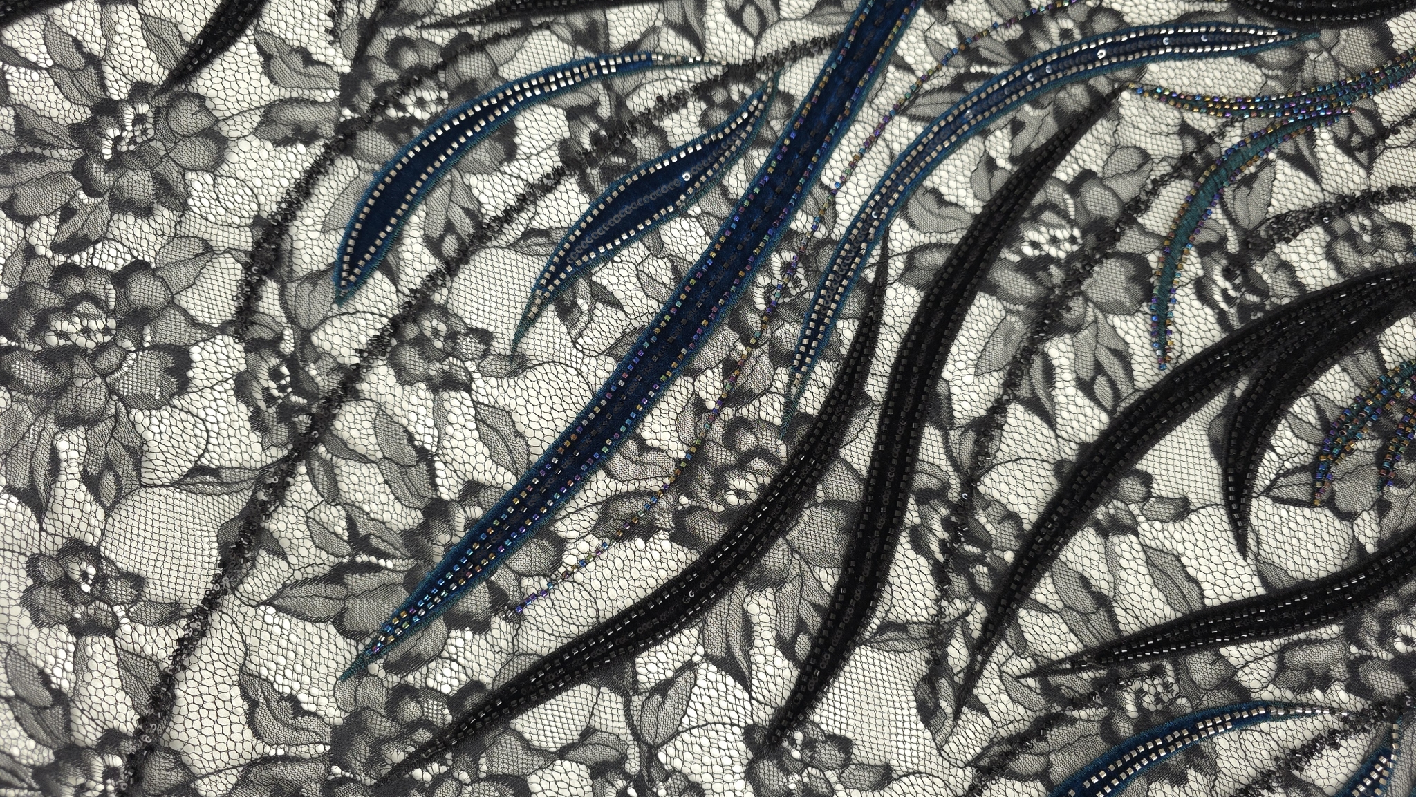 Paiete negre presărate pe conturul unei spirale din catifea turcoaz