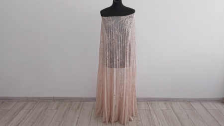 Panou asimetric drapat pe manechin cu marginea florală la bază