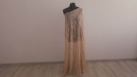 Panou drapat pe un umăr al manechinului, lungime completă până la podea