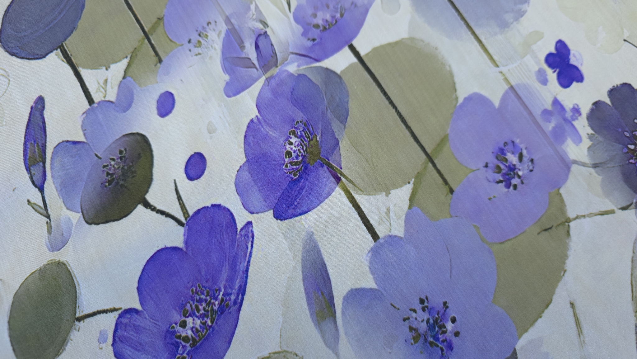 Petale mari mov și albastru violet pe suprafață netedă cu frunze verde olive