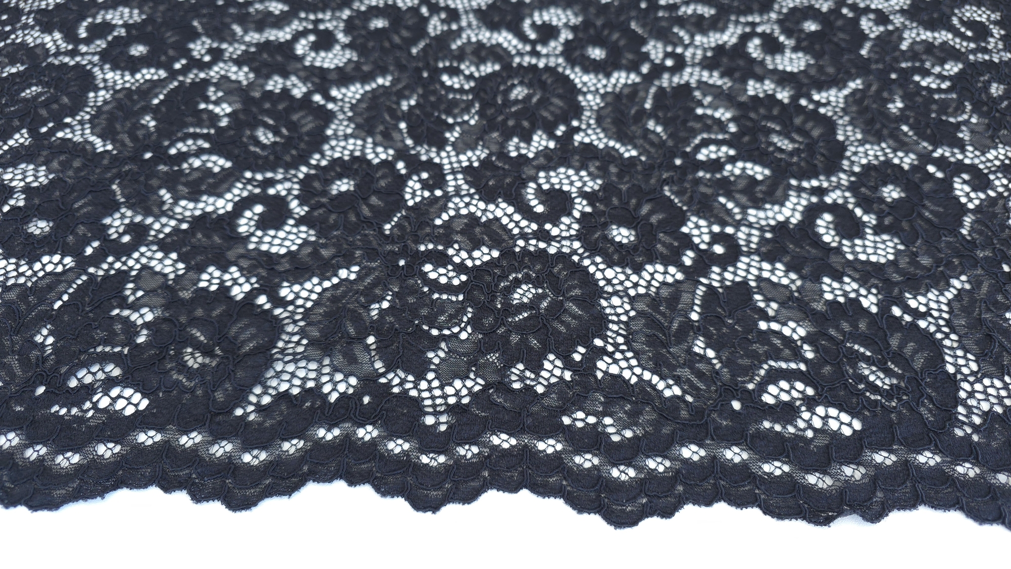 Plan apropiat al firului cordon care conturează motivele florale