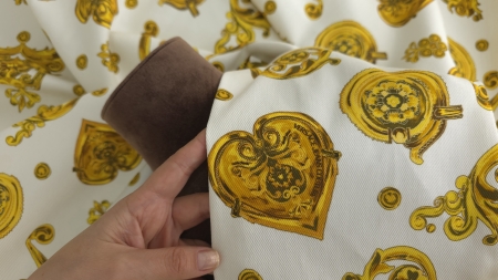 Pliu cu inimă aurie mare ținut lângă bust manechin maro