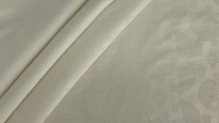 Pliuri paralele de țesătură bumbac ivory cu modelul damask vizibil în prim plan pe partea plană